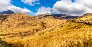 İlkbaharda Galler, Snowdonia 'daki Gwynant Gölü' nün kuzeyindeki vadi boyunca bir manzara.
