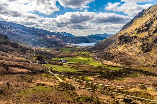 İlkbaharda Galler, Snowdonia 'daki Gwynant Gölü' ne doğru engebeli vadiden bir manzara