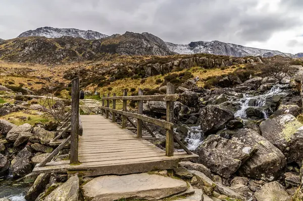 İlkbaharda Galler, Snowdonia 'nın eteklerinde bulunan Idwal Gölü' ne giden yolda bir köprü manzarası.