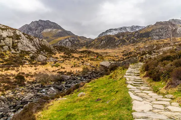 İlkbaharda Galler, Snowdonia 'daki Idwal Gölü' ne giden bir yol.