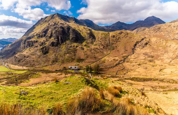 İlkbaharda Galler, Snowdonia 'daki Gwynant Gölü' nün kuzeyindeki engebeli vadinin manzarası.