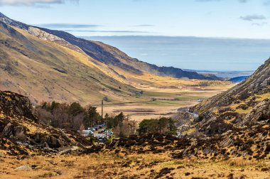 İlkbaharda Galler, Snowdonia 'daki Idwal Gölü' nden Nant ffrancon vadisine doğru bir manzara