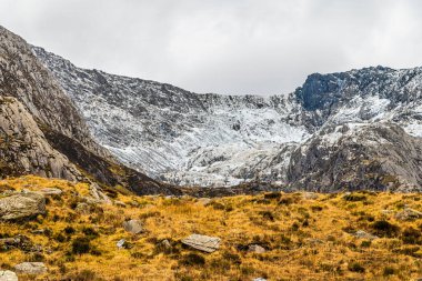 İlkbaharda Galler, Snowdonia 'daki Idwal Gölü' nün arkasındaki Corrie duvarına doğru bir manzara.