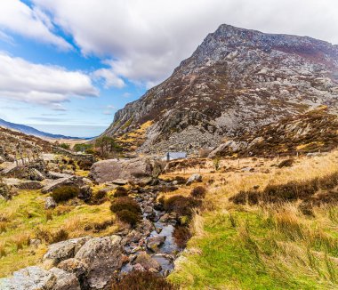 İlkbaharda Galler, Snowdonia 'daki Idwal Gölü' nden akan bir dere manzarası
