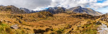 İlkbaharda Galler, Snowdonia 'daki Idwal Gölü' nün yamaçtan manzarası