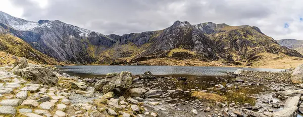 İlkbaharda Galler, Snowdonia 'daki Idwal Gölü kıyılarından manzara