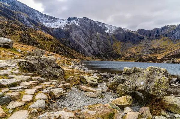 İlkbaharda Galler, Snowdonia 'daki Idwal Gölü kıyılarından bir manzara
