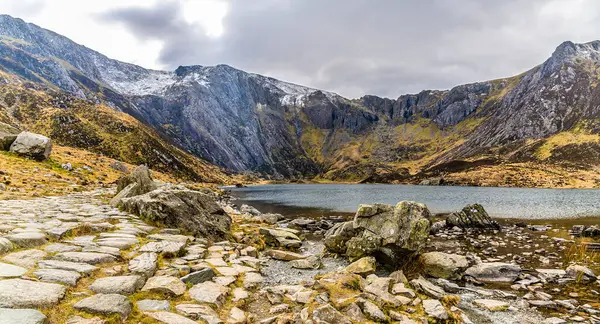 İlkbaharda Galler, Snowdonia 'daki Idwal Gölü' nün kıyısından bir manzara