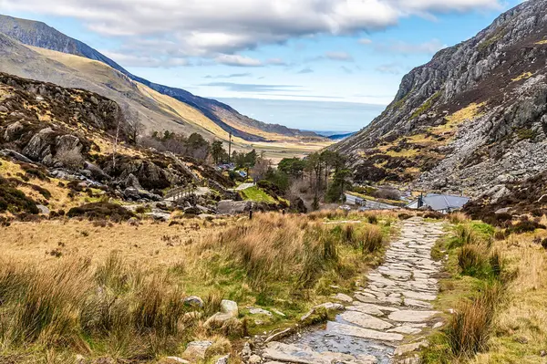 İlkbaharda Galler, Snowdonia 'daki Idwal Gölü' ne giden yol manzaralı.