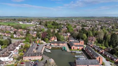 İlkbaharda İngiltere 'nin Market Harborough kentindeki Kanal Havzası ve kasabanın dönüşümlü görüntüsü.
