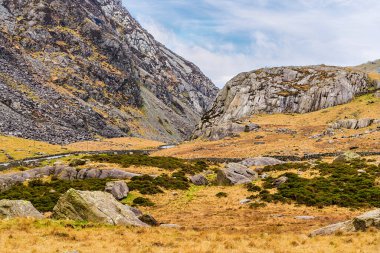 Baharda Galler, Snowdonia 'daki Pen-y Geçidi' ne bakan bir manzara