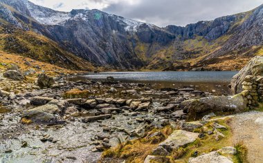 İlkbaharda Galler, Snowdonia 'daki Idwal Gölü' ne doğru bir manzara