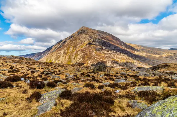 İlkbaharda Galler, Snowdonia 'daki Idwal Gölü etrafındaki engebeli yamaçtan bir manzara