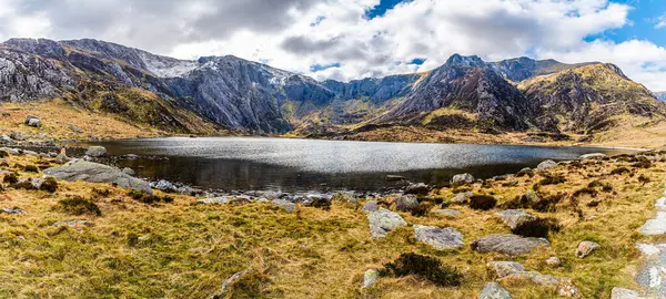 Baharda Galler, Snowdonia 'daki Idwal Gölü' ne bakan bir manzara