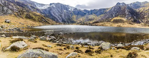 Baharda Galler, Snowdonia 'daki Idwal Gölü' ne doğru bir manzara.