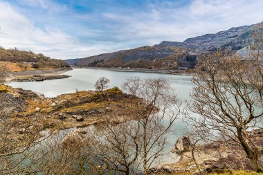İlkbaharda Galler, Snowdonia 'daki Peris Gölü manzarası
