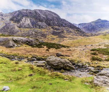 İlkbaharda Galler, Snowdonia 'daki Pen-y Geçidi' nin engebeli tarafları.