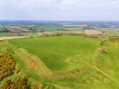 İlkbaharda İngiltere 'nin Leicestershire kırsalındaki Demir Çağı Hillfort' un kalıntılarının üzerinde yakın plan bir hava görüntüsü.