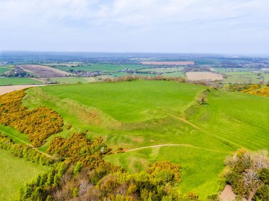 İlkbaharda İngiltere 'nin Leicestershire kırsalındaki Demir Çağı Hillfort kalıntılarının üzerinde bir hava manzarası.