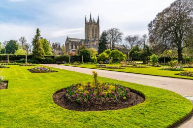 Baharın aydınlık bir gününde Bury Saint Edmunds 'daki Manastır Bahçesi' nden bir manzara