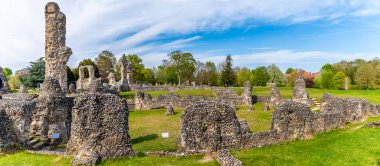 Baharın aydınlık bir gününde Bury Saint Edmunds 'daki Abbey Gardens' daki Abbey harabelerinin karşısındaki manzara.