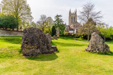 Manzara Abbey Harabeleri 'ni geçtikten sonra Abbey Bahçeleri' nde Saint Edmunds Katedrali 'ne doğru parlak bir bahar gününde