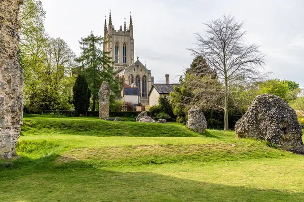 Manastır boyunca uzanan manzara, ilkbaharda güneşli bir günde Bury Saint Edmunds 'daki Katedral' e doğru yıkıldı.