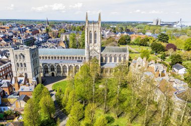 Baharın aydınlık bir gününde Manastır Bahçeleri, Katedral ve Bury Saint Edmunds kasabası üzerinde hava manzarası