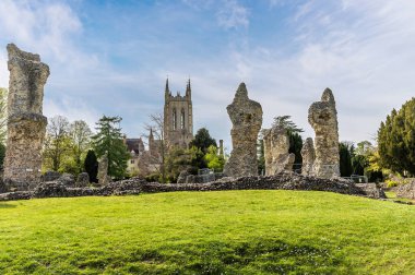 Manastır harabeleri üzerinde bir manzara ve Bury Saint Edmunds katedraline doğru ilkbaharda aydınlık bir günde