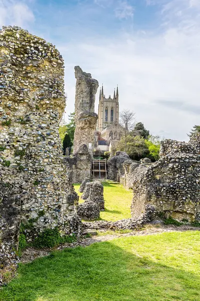Manzarayı geçince Manastır harabeleri ve Bury Saint Edmunds Katedrali 'ne doğru Parlak bir bahar günü