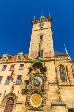 Prag, Çek Cumhuriyeti, 28 Nisan 2025 - Prag 'ın orta kesimindeki eski şehir meydanındaki Astronomik saate bakan bir manzara