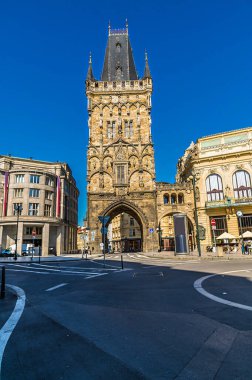 İlkbaharda Prag 'ın merkezindeki Pudra Kulesi' ne doğru bir manzara.