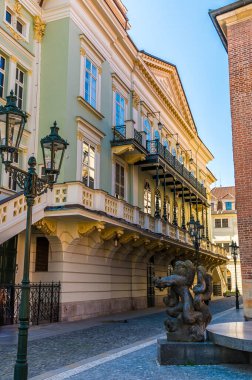 İlkbaharda Prag 'ın merkezindeki Estates Tiyatrosu' na doğru bir ara sokak manzarası.