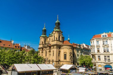 İlkbaharda Prag 'ın merkezindeki eski kasaba meydanının kuzeybatısından bir manzara.
