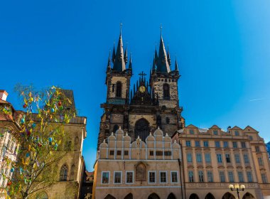 Prag 'ın orta kesimindeki eski kasaba meydanının batısından bir manzara.