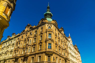 İlkbaharda Prag 'ın orta kesimindeki eski kasaba meydanının kuzeydoğu köşesine doğru bir manzara.