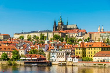 İlkbaharda Vltava Nehri 'nden Prag' daki kaleye doğru bir manzara.