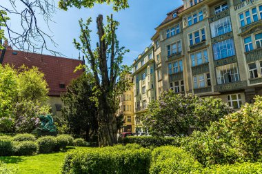 Baharda Prag 'ın Yahudi mahallesindeki bir parkın karşısındaki manzara.