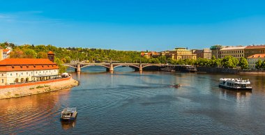 İlkbaharda Prag 'daki Vltava Nehri' nin karşısındaki Charles Köprüsü 'nden bir görüntü.