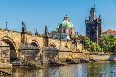 İlkbaharda Prag 'daki Vltava Nehri' nin doğu kıyısı ve Charles Köprüsü manzarası