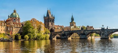 İlkbaharda Vltava Nehri 'nin doğu kıyısı ve Prag' daki Charles Köprüsü manzarası.