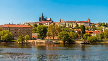 İlkbaharda Vltava Nehri 'nden Prag' daki kale kompleksine doğru bir manzara