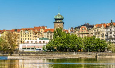 Vltava Nehri 'nden doğu kıyısına doğru bir manzara ve baharda Prag' daki Lejyon Parkı.