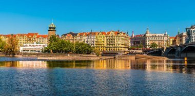 Vltava Nehri 'nden doğu kıyısına doğru bir manzara ve baharda Prag' daki Jirasek Köprüsü.