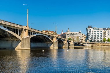 Prag 'daki Jirasek Köprüsü' nün altından geçen Vltava nehrinden bir manzara