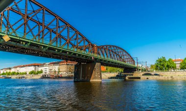 Vltava Nehri 'nden Prag' daki Vysehrad Demiryolu Köprüsü 'nün altından geçen bir manzara.