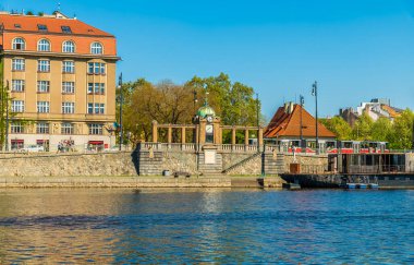 Vltava Nehri 'nden doğu kıyısına doğru Prag' daki Vysehrad Demiryolu Köprüsü 'nden hemen önce bir manzara.