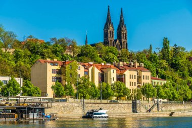 Baharda Vltava Nehri 'nden Aziz Peter ve Paul Bazilikası' na doğru bir manzara