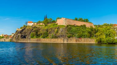Vltava Nehri 'nden Prag' ın doğu kıyısındaki bir tünele bakan bir manzara.