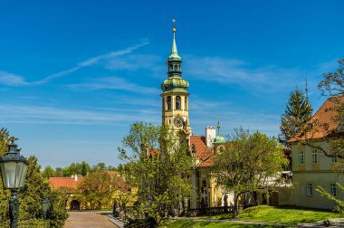 İlkbaharda Prag 'daki şato kompleksindeki Loreto haccına doğru bir manzara.